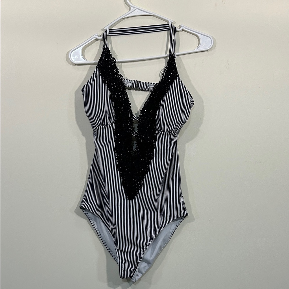 Cupshe M one piece suit NWT